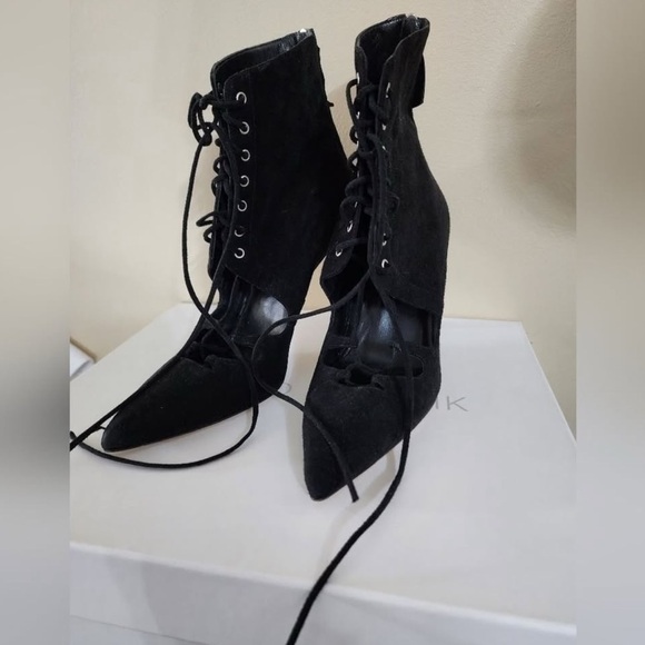 Manolo Blahnik Black Suede Lace-Up Bootie – New Blahnik suede lace-up bootie - Picture 3 of 7